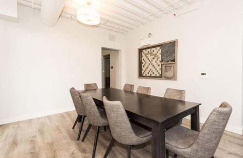 Edgewater Apartment | Stylish Modern 1BR Suite Right by Loyola University - StayGia