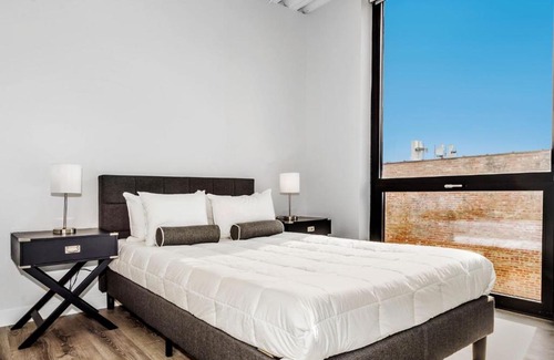 Edgewater Apartment | Stylish Modern 1BR Suite Right by Loyola University - StayGia