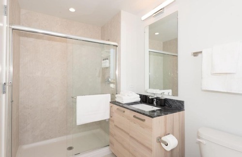 Edgewater Apartment | Stylish Modern 1BR Suite Right by Loyola University - StayGia