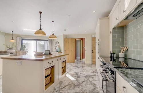 Hethel House | Stylish, modern 5bed Farmhouse w/garden & parking