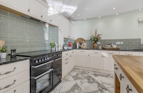 Hethel House | Stylish, modern 5bed Farmhouse w/garden & parking