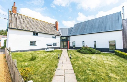 Hethel House | Stylish, modern 5bed Farmhouse w/garden & parking
