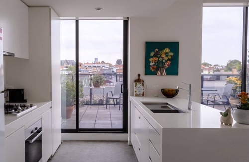 Richmond North Apartment | Stylish Modern Apt with Terrace