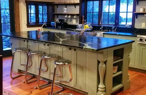 Lake Hill House | Stylish, modern barn with chef’s kitchen, heated pool, privacy