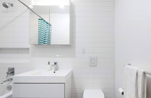 Chinatown Apartment | Stylish, Modern & Bright - Private 1 Bed Apt: Central with Rooftop Patio & BBQ