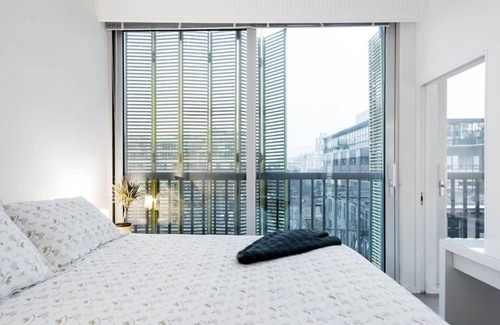 Chinatown Apartment | Stylish, Modern & Bright - Private 1 Bed Apt: Central with Rooftop Patio & BBQ