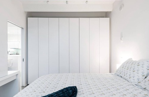 Chinatown Apartment | Stylish, Modern & Bright - Private 1 Bed Apt: Central with Rooftop Patio & BBQ