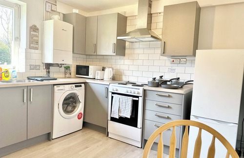 Edgbaston Apartment | Stylish Modern City Centre Flat, Family Sized with Balcony View and Free Parking