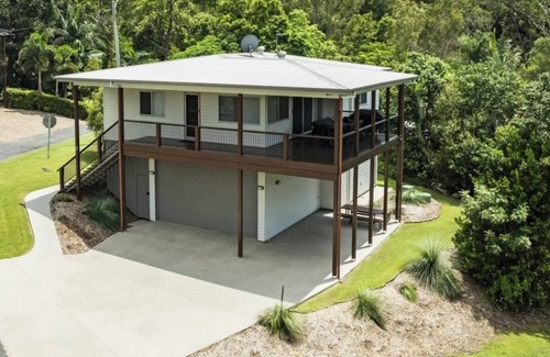 Somerset Dam House | Stylish modern cottage on Somerset sleeping 10 with space for boat and jetski