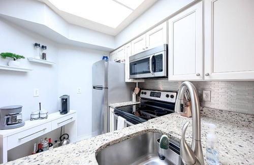Central Naples Condo | Stylish Modern Condo in Naples FL w/Tennis Court