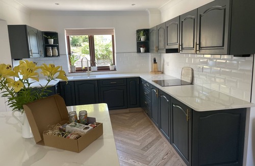 Cilgerran House | Stylish modern home with ample garden, parking and chickens! Close to beaches.