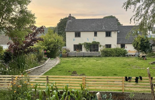 Cilgerran House | Stylish modern home with ample garden, parking and chickens! Close to beaches.
