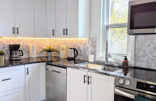 Barrie Apartment | Stylish & Modern House ♥ Walking distance to Barrie Beach!