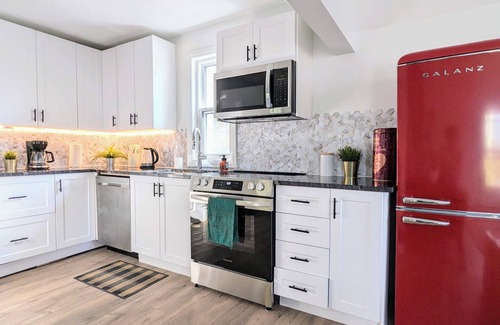 Barrie Apartment | Stylish & Modern House ♥ Walking distance to Barrie Beach!