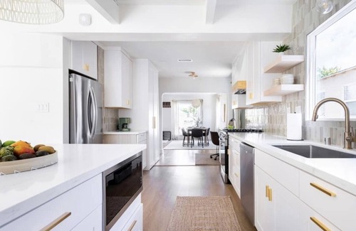 Westchester House | Stylish & Modern LA Family Retreat with Heated Pool Near LAX ✿ Dog Friendly!