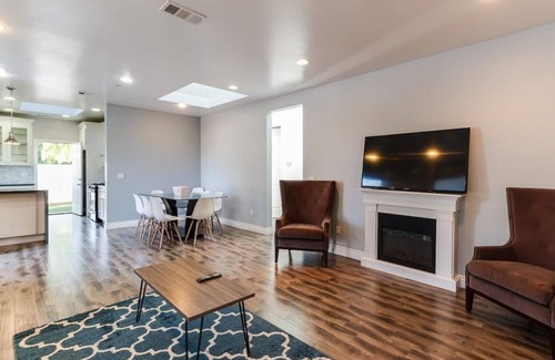 Lake Balboa House | Stylish Modern Lake Balboa Retreat 3 Bedroom House