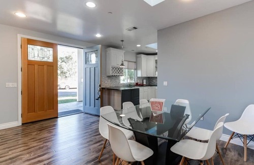 Lake Balboa House | Stylish Modern Lake Balboa Retreat 3 Bedroom House