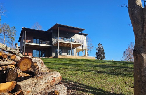 Granite Falls House | Stylish & Modern Lakefront House, Dog Friendly