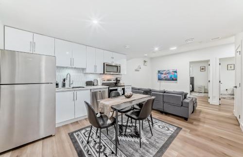 Northeast Edmonton Apartment | Stylish - Modern - Lux Suite - 2 Min to Henday - Netflix - Free Wi-Fi - CCTV - Parking