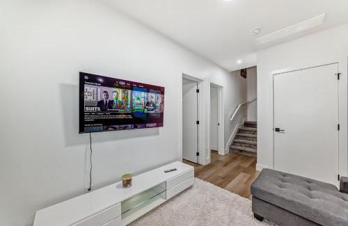 Northeast Edmonton Apartment | Stylish - Modern - Lux Suite - 2 Min to Henday - Netflix - Free Wi-Fi - CCTV - Parking