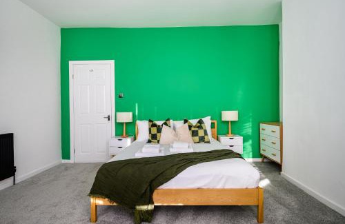 Old Trafford Apartment | Stylish Modern Manchester Home - Perfect for Work, Leisure & Stadium Visits with Parking