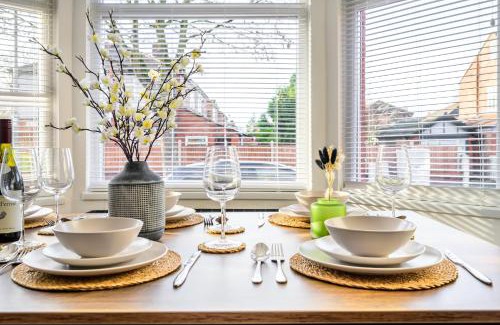 Old Trafford Apartment | Stylish Modern Manchester Home - Perfect for Work, Leisure & Stadium Visits with Parking