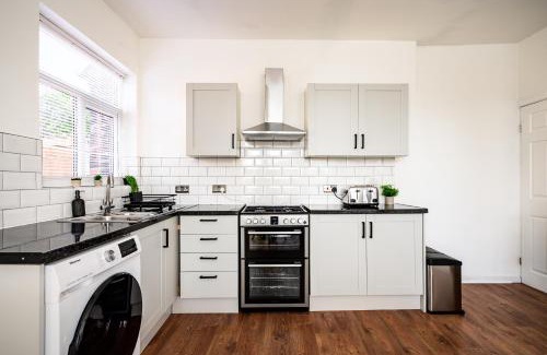 Old Trafford Apartment | Stylish Modern Manchester Home - Perfect for Work, Leisure & Stadium Visits with Parking