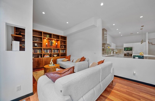 Village of East Hampton House | Stylish Modern Retreat in the Heart of the Hamptons: Your Perfect Getaway!