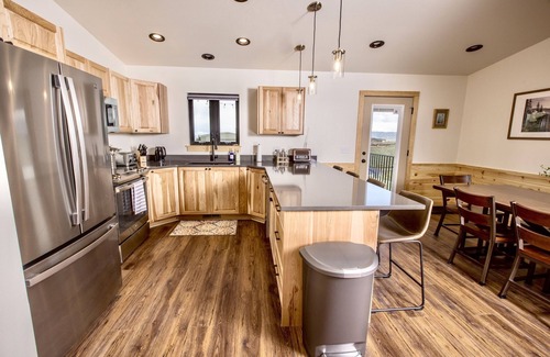 Centennial House | Stylish & Modern Retreat by Snowy Range Ski Resort