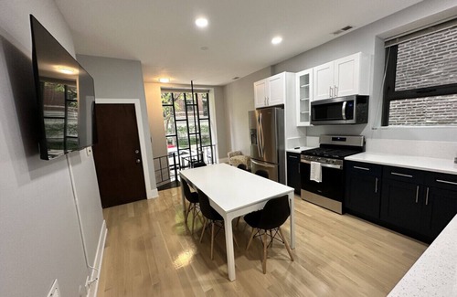 Rush and Division Apartment | Stylish & Modern Stay in Gold Coast, Chicago – 2 Stunning Units!
