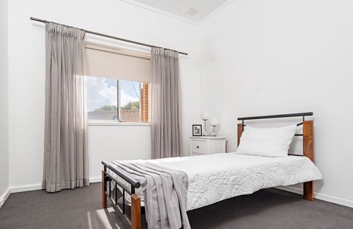 Mount Tarcoola Other | Stylish modern unit close to beaches and town