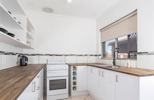 Mount Tarcoola Other | Stylish modern unit close to beaches and town