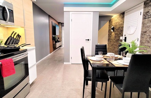 Winnipeg House | Stylish Modern & Unique Property: A Chic Haven for Discerning Guests