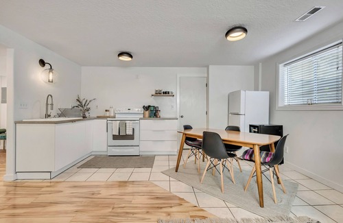Sandy Apartment | Stylish Mountain Basecamp, Serene Comfort in 650 SqFt