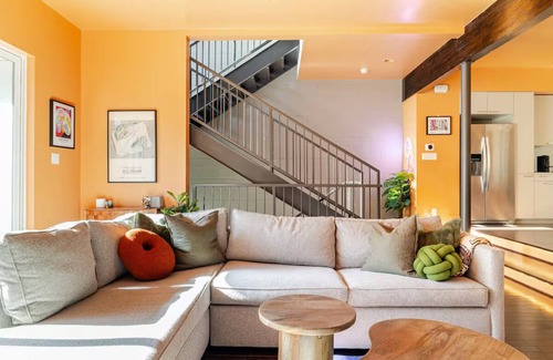 South Central Houston House | Stylish Museum District Townhome w Rooftop Mini Golf Skyline Views