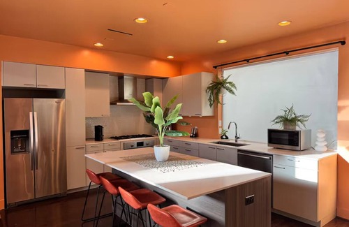 South Central Houston House | Stylish Museum District Townhome w Rooftop Mini Golf Skyline Views