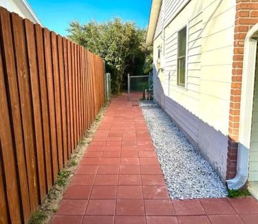 Cypress Gardens House | Stylish-N-Private 1BR Retreat 2 Miles to LegoLand