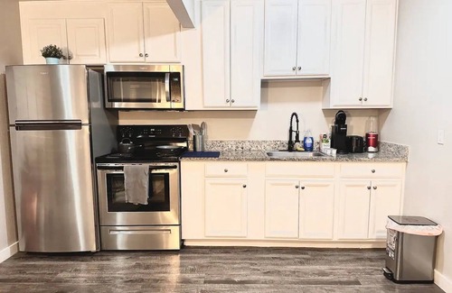 Central Arlington Apartment | Stylish near Stadiums, 6 Flags, Parking, Wifi.