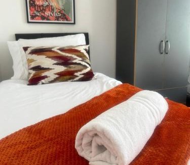 Thorpe Satchville Apartment | Stylish New 4BR - Great for Groups - Free Parking