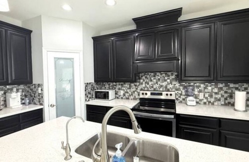 Donna House | Stylish New Alamo Home Dining & Shops Nearby