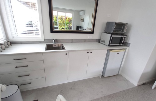 Tauranga Apartment | Stylish new apartment near city, harbours, and beautiful Mt Maunganui, sleeps 3