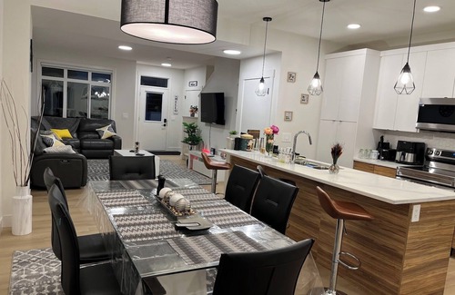 Southwest Edmonton House | Stylish New Home, Near Shops, WiFi, 2V Garage, Smart TV, Private Yard, Near ✈️.
