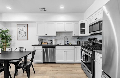Lynwood House | Stylish New home Near DTLA, Disneyland, SOFI