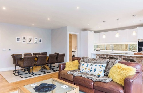 Chichester House | Stylish new home with parking - king beds, garden