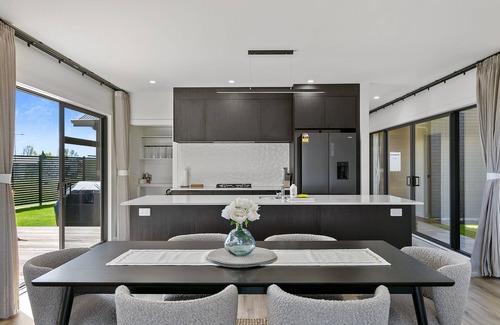 Wharewaka House | Stylish New Retreat in Taupon- Fireplace, BBQ, Walk to lake, Countdown