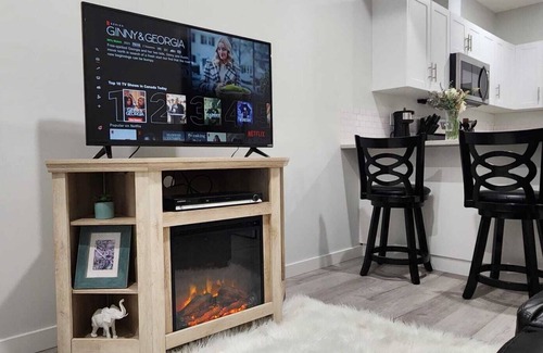 West Edmonton House | Stylish, New, Tempurpedic King, Private Suite & Close to WEM - no Fees!