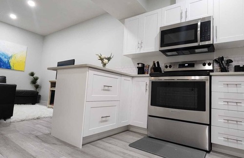 West Edmonton House | Stylish, New, Tempurpedic King, Private Suite & Close to WEM - no Fees!