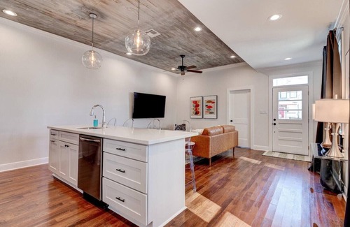 Tulane - Gravier House | Stylish NOLA Retreat: 3BR, 2BA Home. Exclusive Access, Pool, Walk to Streetcar, Superdom9