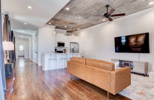 Tulane - Gravier House | Stylish NOLA Retreat: 3BR, 2BA Home. Exclusive Access, Pool, Walk to Streetcar, Superdom9