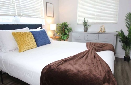 Arlington Park Apartment | Stylish Nordic Stay, Walk to Hospital & Beaches